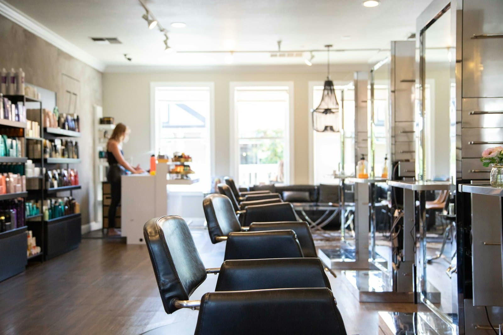 Interieur van de salon met stoelen en spiegels