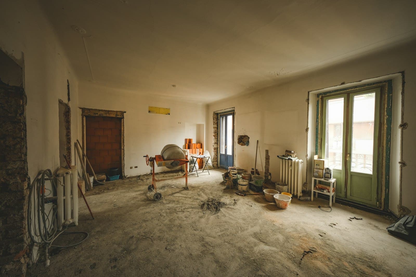 Pas gestucte wanden in een oude woning tijdens de renovatie