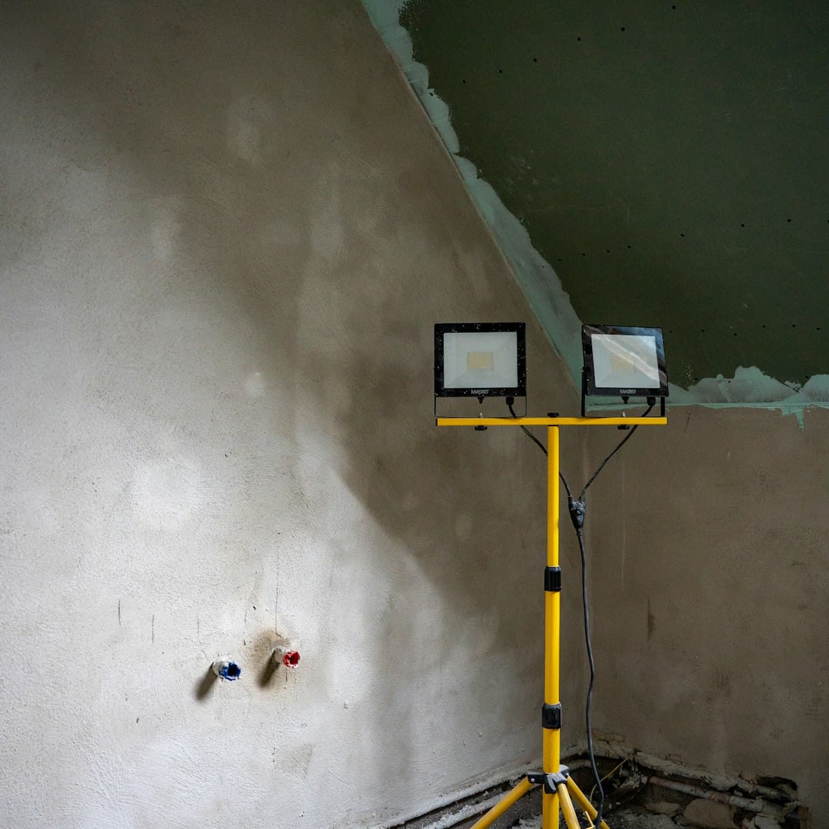 Vers stucwerk op een zolder met een schuin plafond