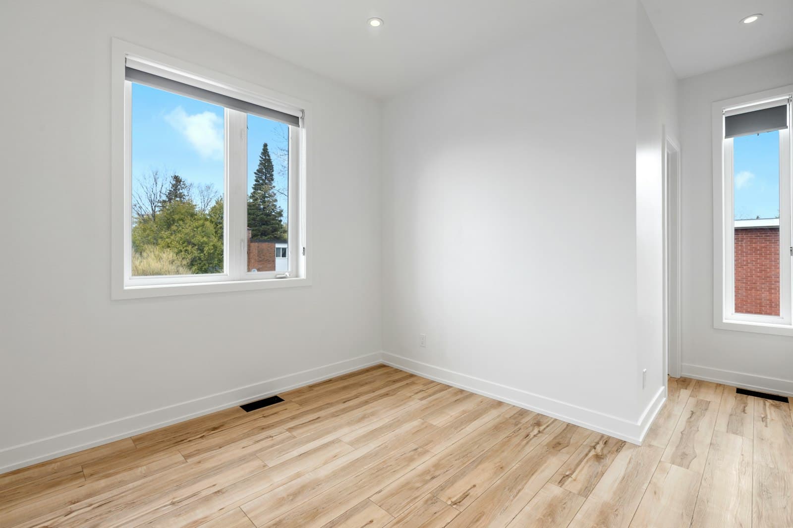 Lichte kamer met strakke witte wanden na de renovatie
